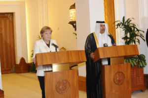 معالي رئيس مجلس الوزراء وزير الخارجية الشيخ حمد بن جاسم بن جبر آل ثاني يعقد مؤتمرًا صحفيًا مع المستشارة الألمانية أنجيلا ميركل – 26 مايو 2010