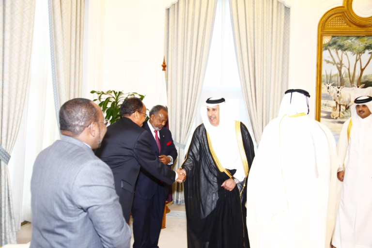 سمو الأمير الشيخ حمد بن خليفة آل ثاني يستقبل رئيس جمهورية جيبوتي في الدوحة – 27 مايو 2010