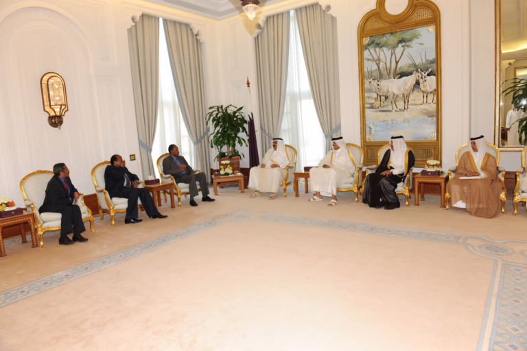 سمو الأمير الشيخ حمد بن خليفة آل ثاني يستقبل الرئيس الإريتري في الدوحة – 29 مايو 2010