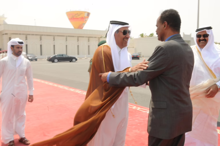 سمو الأمير الشيخ حمد بن خليفة آل ثاني يودّع رئيس جمهورية إريتريا في مطار الدوحة – 30 مايو 2010