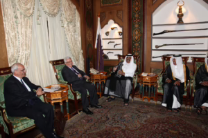 سمو الأمير الشيخ حمد بن خليفة آل ثاني يستقبل الرئيس الفلسطيني في الدوحة – 13 أغسطس 2010