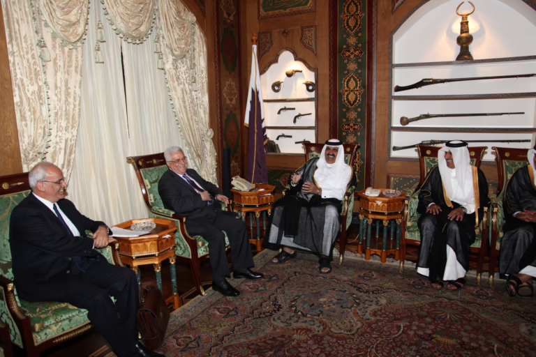 سمو الأمير الشيخ حمد بن خليفة آل ثاني يستقبل الرئيس الفلسطيني في الدوحة – 13 أغسطس 2010