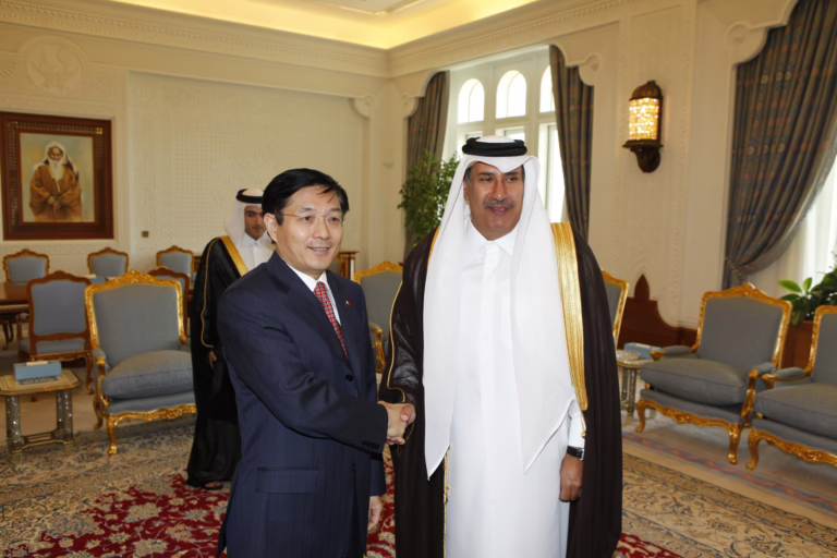 معالي رئيس مجلس الوزراء وزير الخارجية الشيخ حمد بن جاسم بن جبر آل ثاني يستقبل السفير الصيني في الدوحة – 30 سبتمبر 2010