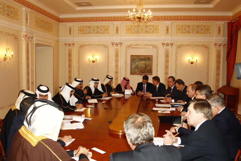 سمو الأمير الشيخ حمد بن خليفة آل ثاني يصل إلى موسكو ويجتمع برئيس الوزراء الروسي فلاديمير بوتين – 2 نوفمبر 2010