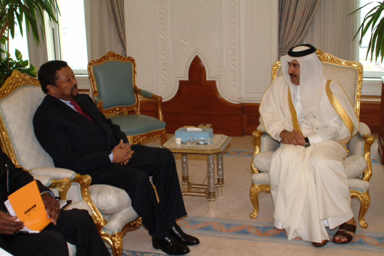 النائب الأول لرئيس مجلس الوزراء وزير الخارجية يستقبل رئيس الجمعية العامة للأمم المتحدة في الدوحة – 6 ديسمبر 2004