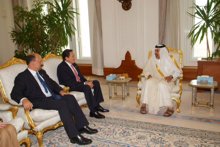 معالي النائب الأول لرئيس مجلس الوزراء وزير الخارجية يستقبل وزير خارجية السلفادور في الدوحة – 25 أبريل 2006