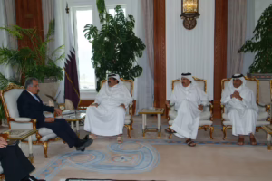 سمو الأمير حمد بن خليفة يستقبل السفير الأمريكي في العراق بالدوحة – 10 مايو 2006