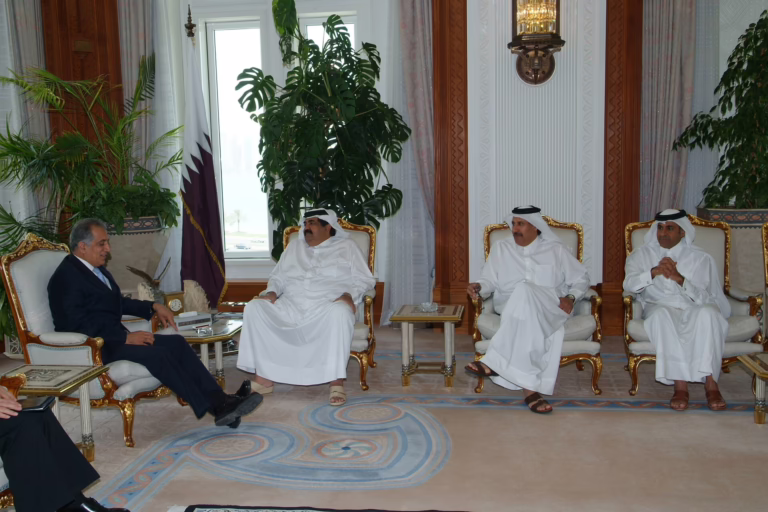 سمو الأمير حمد بن خليفة يستقبل السفير الأمريكي في العراق بالدوحة – 10 مايو 2006