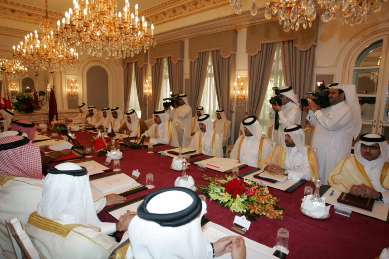 سمو ولي العهد تميم بن حمد يشهد في توقيع اتفاقيات قطرية بحرينية في المنامة – البحرين – 11 يونيو 2006