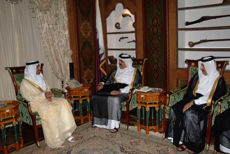 سمو الأمير يستقبل وزير خارجية الإمارات – الدوحة – 28 يونيو 2006