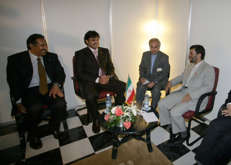 ولي العهد تميم بن حمد يلتقي الرئيس الإيراني على هامش قمة عدم الانحياز – كوبا – 15 سبتمبر 2006