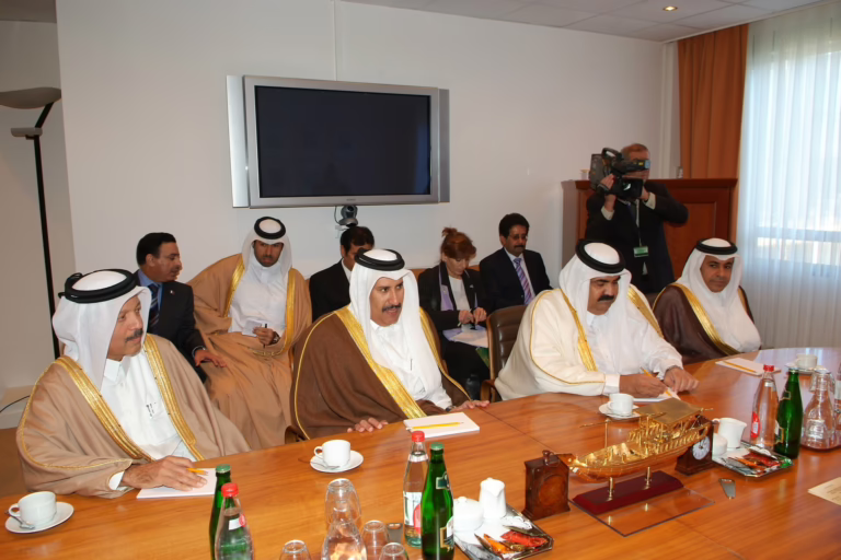 الأمير حمد بن خليفة يزور مقر حلف الناتو في بروكسل – 17 نوفمبر 2006