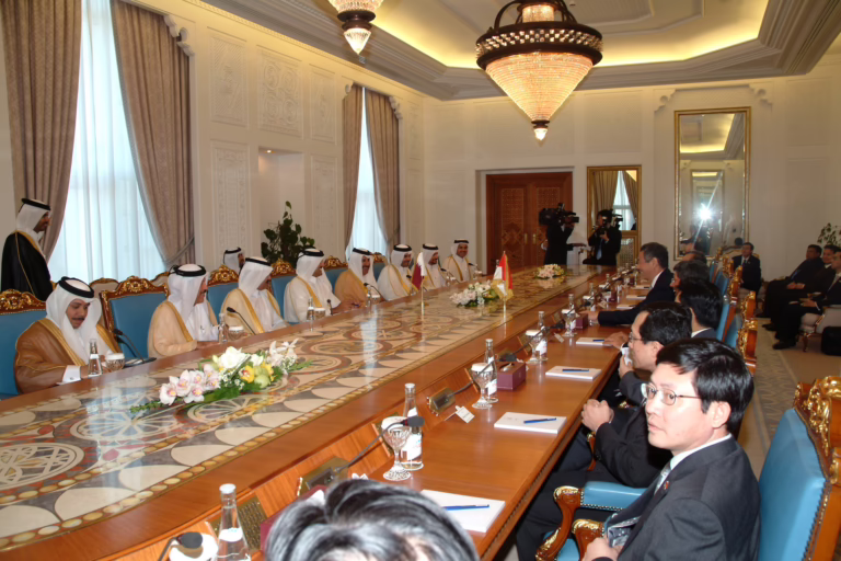 سمو ولي العهد يستقبل رئيس وزراء سنغافورة ويشهد توقيع اتفاقيات – 28 نوفمبر 2006