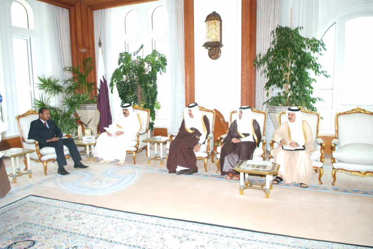 سمو الأمير حمد بن خليفة يستقبل مستشار الرئيس السوداني في الدوحة – 7 فبراير 2007