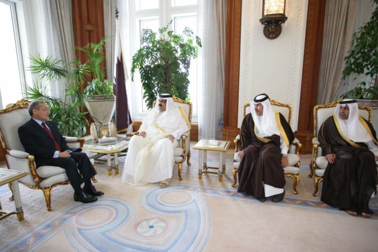 سمو الأمير حمد بن خليفة يستقبل وزير خارجية تونس عبدالوهاب عبدالله في الدوحة – 11 فبراير 2007