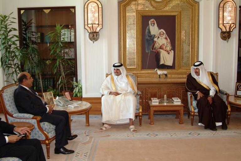 ولي العهد الشيخ تميم بن حمد يستقبل وزير خارجية ماليزيا في الدوحة – 19 فبراير 2007