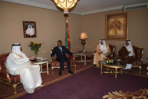 سمو الأمير الشيخ حمد بن خليفة آل ثاني يلتقي الرئيس الإريتري في فندق الشيراتون بالدوحة – 7 مارس 2007