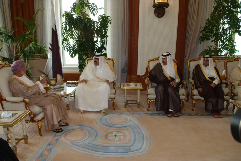 سمو الأمير الشيخ حمد بن خليفة آل ثاني يستقبل وزير خارجية سلطنة عمان في الدوحة – 25 مارس 2007