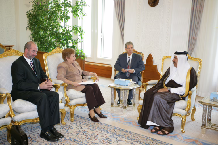 رئيس الوزراء وزير الخارجية حمد بن جاسم بن جبر آل ثاني يستقبل وزيرة الاستثمار الأجنبي والتعاون الاقتصادي لجمهورية كوبا – 8 أبريل 2007