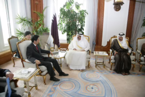 سمو الأمير الشيخ حمد بن خليفة آل ثاني ورئيس مجلس الوزراء الشيخ حمد بن جاسم بن جبر آل ثاني يستقبلان رئيس وزراء اليابان في الدوحة – 1 مايو 2007
