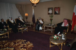 معالي الشيخ حمد بن جاسم بن جبر آل ثاني يستقبل سمو ولي عهد مملكة البحرين في الدوحة – 13 مايو 2007