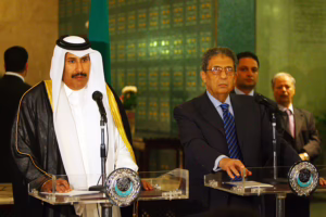 معالي الشيخ حمد بن جاسم بن جبر آل ثاني يعقد مؤتمرًا صحفيًا مشتركًا مع أمين عام جامعة الدول العربية في القاهرة – 28 مايو 2007