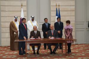 سمو الأمير الشيخ حمد بن خليفة آل ثاني يشهد توقيع مذكرة تفاهم لشراء 80 طائرة إيرباص في باريس – 30 مايو 2007