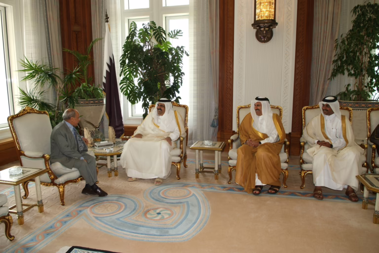 سمو الأمير الشيخ حمد بن خليفة آل ثاني يستقبل مستشار الرئيس اليمني في الديوان الأميري – 3 يونيو 2007