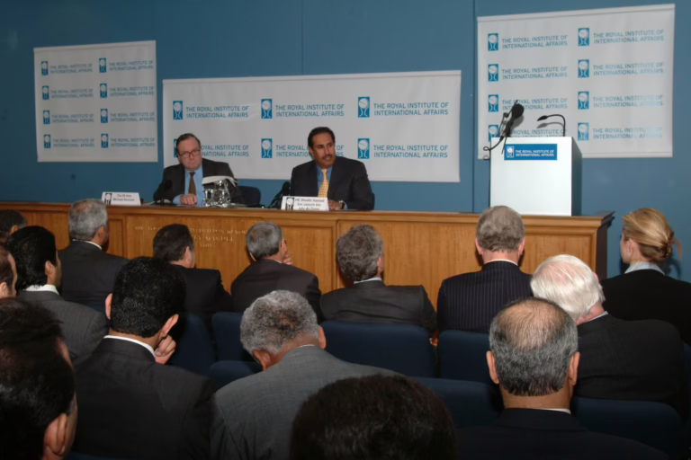 الشيخ حمد بن جاسم يقدم كلمة في المعهد الملكي البريطاني للشؤون الدولية – 9 مارس 2004