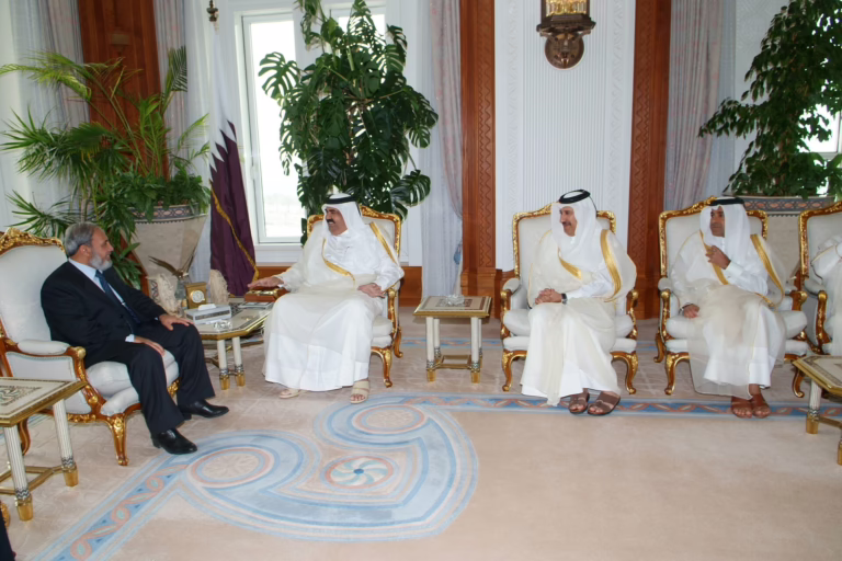 سمو الأمير حمد بن خليفة يلتقي وزير الخارجية الفلسطيني في الدوحة – 25 أبريل 2006