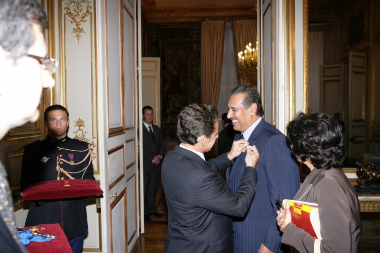 رئيس الوزراء حمد بن جاسم يتلقى وسام الاستحقاق من الرئيس الفرنسي في باريس – 10 سبتمبر 2007