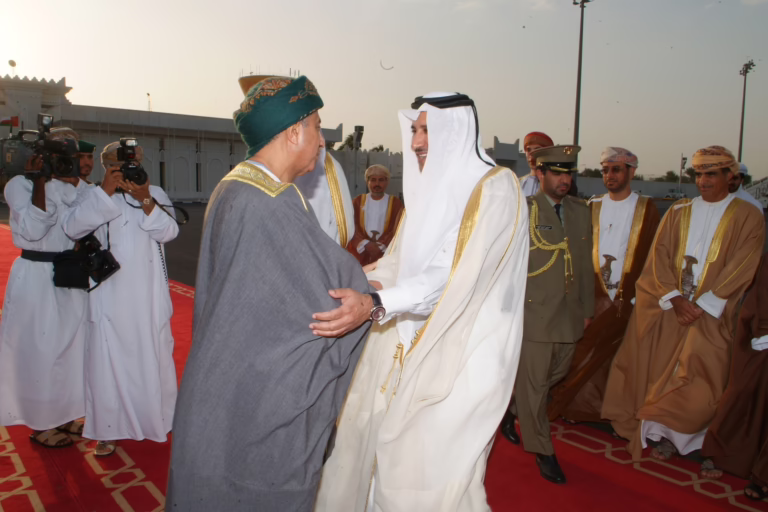 ولي العهد تميم بن حمد ورئيس الوزراء حمد بن جاسم يودعان نائب رئيس الوزراء العماني في مطار الدوحة – 24 أكتوبر 2007