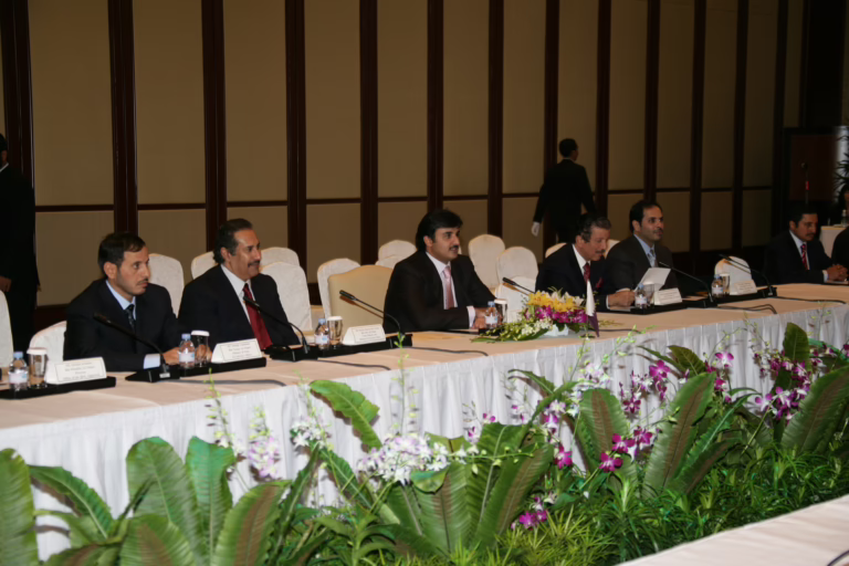 ولي العهد تميم بن حمد ورئيس الوزراء حمد بن جاسم يشاركون في اجتماع اللجنة العليا مع سنغافورة وتوقيع اتفاقيات – 29 أكتوبر 2007