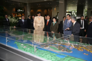 ولي العهد تميم بن حمد يزور ميناء سنغافورة برفقة رئيس الوزراء حمد بن جاسم – 29 أكتوبر 2007