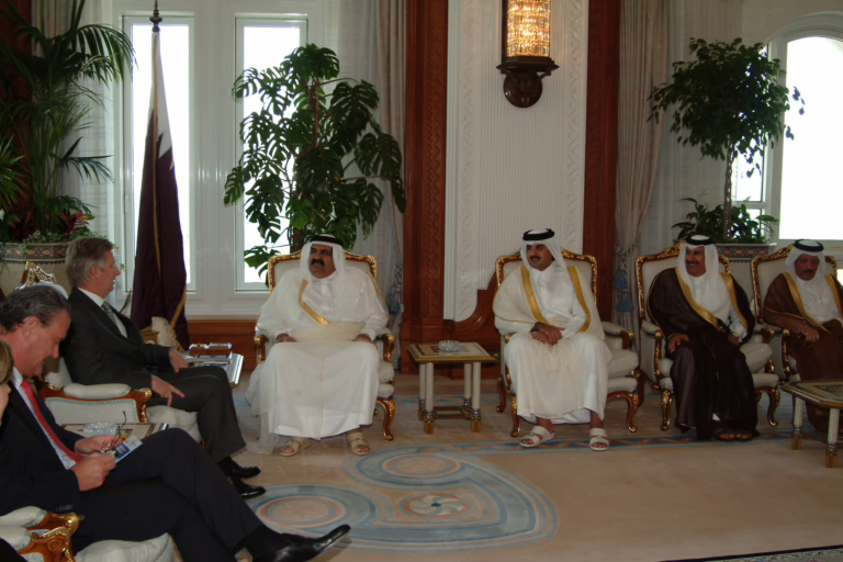 الأمير حمد بن خليفة وولي العهد تميم بن حمد يستقبلان ولي العهد البلجيكي في الدوحة – 6 نوفمبر 2007