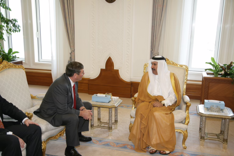 معالي رئيس مجلس الوزراء يستقبل وزير القوات المسلحة البريطانية – 10 ديسمبر 2007