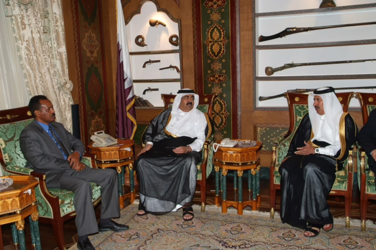 الأمير حمد بن خليفة يستقبل رئيس إريتريا في الدوحة – 7 نوفمبر 2006