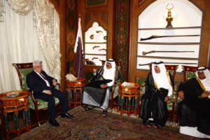سمو الأمير الشيخ حمد بن خليفة آل ثاني يستقبل رئيس السلطة الفلسطينية في الدوحة – 30 أغسطس 2009