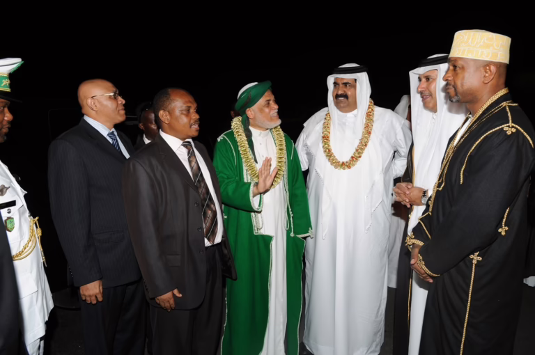 سمو الأمير الشيخ حمد بن خليفة آل ثاني يزور جمهورية جزر القمر يرافقه معالي رئيس مجلس الوزراء وزير الخارجية الشيخ حمد بن جاسم بن جبر آل ثاني – 22 أبريل 2010