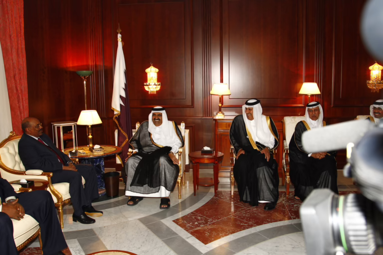 سمو الأمير الشيخ حمد بن خليفة آل ثاني يستقبل الرئيس السوداني عمر حسن البشير في سرت – 9 أكتوبر 2010