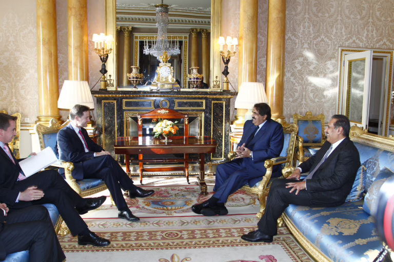 سمو الأمير الشيخ حمد بن خليفة آل ثاني يلتقي نائب رئيس الوزراء البريطاني في لندن – 27 أكتوبر 2010