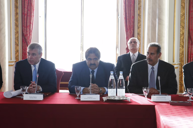 سمو الأمير الشيخ حمد بن خليفة آل ثاني يلتقي دوق يورك ويشهد توقيع اتفاقية لتعزيز التجارة بين قطر والمملكة المتحدة في لندن – 27 أكتوبر 2010