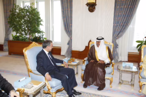 معالي رئيس مجلس الوزراء وزير الخارجية الشيخ حمد بن جاسم بن جبر آل ثاني يستقبل وزير المالية القبرصي في الدوحة – 28 نوفمبر 2010