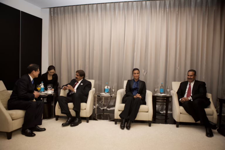 سمو الأمير الشيخ حمد بن خليفة آل ثاني يلتقي رئيس وزراء كوريا الجنوبية في زيورخ – 1 ديسمبر 2010