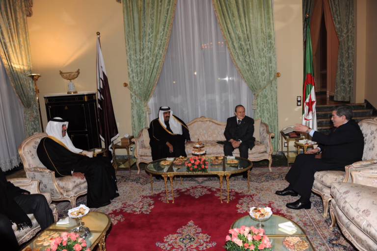 سمو الأمير الشيخ حمد بن خليفة آل ثاني في زيارة إلي الجزائر – 2 ديسمبر 2010