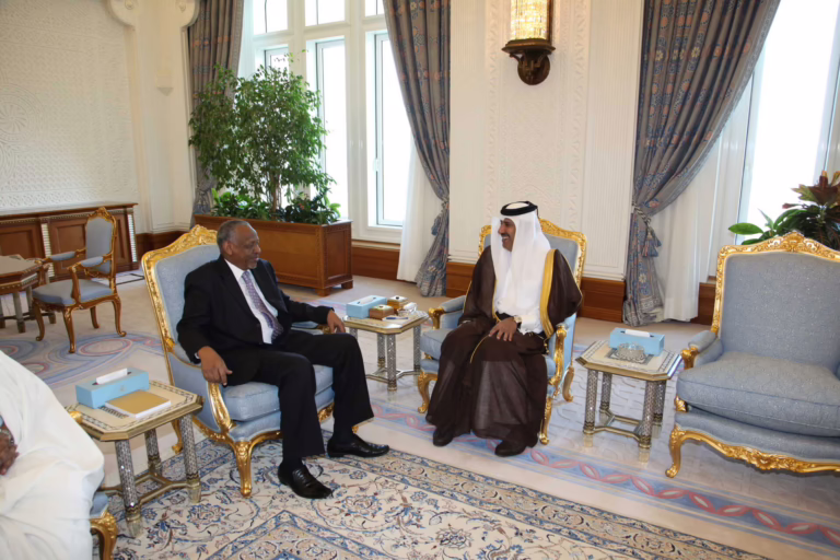 معالي رئيس مجلس الوزراء وزير الخارجية الشيخ حمد بن جاسم بن جبر آل ثاني يستقبل مساعد الرئيس السوداني – 9 ديسمبر 2010