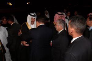 سمو الأمير الشيخ حمد بن خليفة آل ثاني يستقبل الرئيس الفنزويلي في مطار الدوحة – 29 نوفمبر 2004