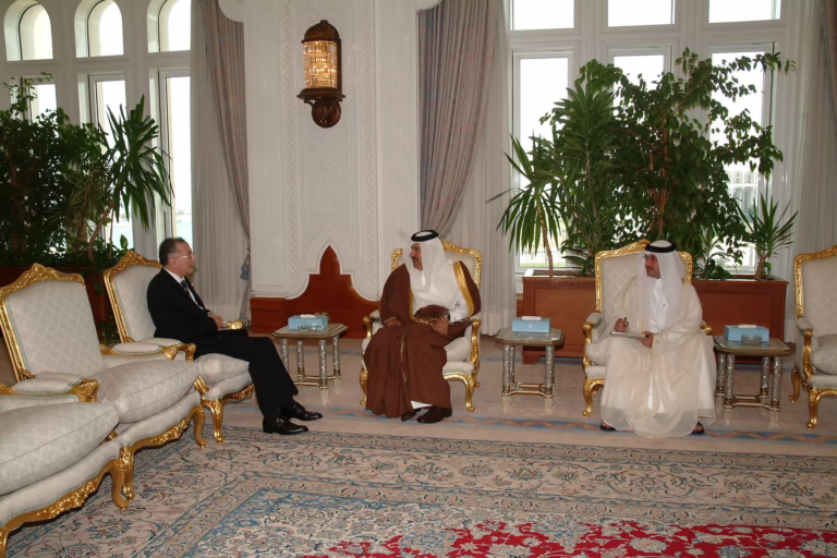 معالي النائب الأول لرئيس مجلس الوزراء وزير الخارجية الشيخ حمد بن جاسم بن جبر آل ثاني يستقبل الأمين العام المنتخب لمنظمة المؤتمر الإسلامي – 30 نوفمبر 2004