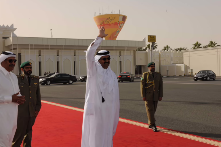 سمو الأمير الشيخ حمد بن خليفة آل ثاني يودّع الرئيس في مطار الدوحة – 14 ديسمبر 2010