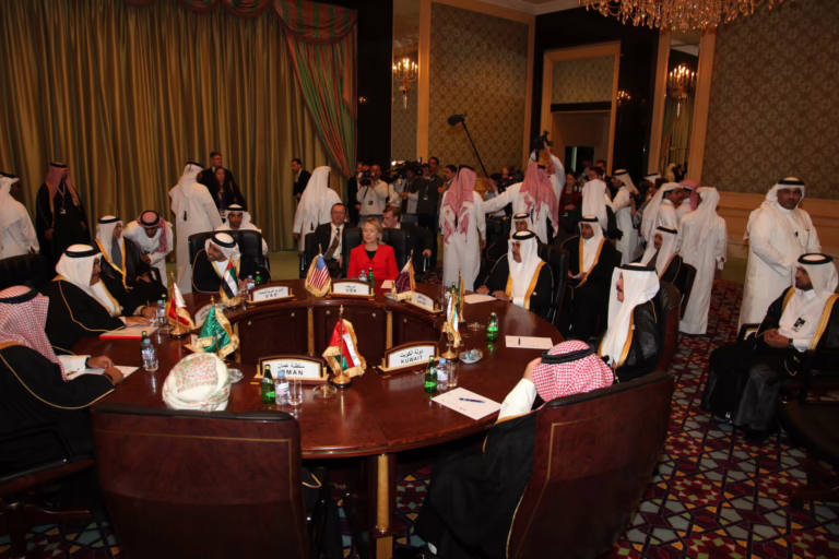 معالي رئيس مجلس الوزراء وزير الخارجية الشيخ حمد بن جاسم بن جبر آل ثاني يستقبل وزيرة الخارجية الأمريكية هيلاري كلينتون – 12 يناير 2011